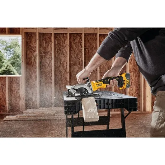 DeWALT (DCS571P1) ATOMIC 20V MAX Brushless 4-1/2 In. Cordless Circular Saw Kit