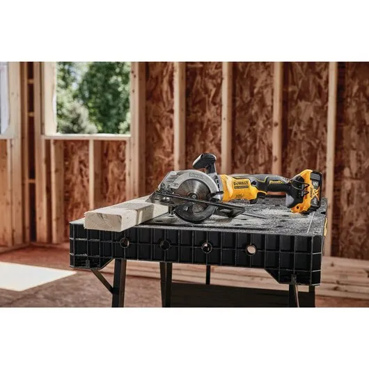 DeWALT (DCS571P1) ATOMIC 20V MAX Brushless 4-1/2 In. Cordless Circular Saw Kit