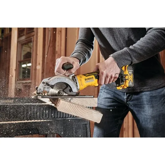 DeWALT (DCS571P1) ATOMIC 20V MAX Brushless 4-1/2 In. Cordless Circular Saw Kit