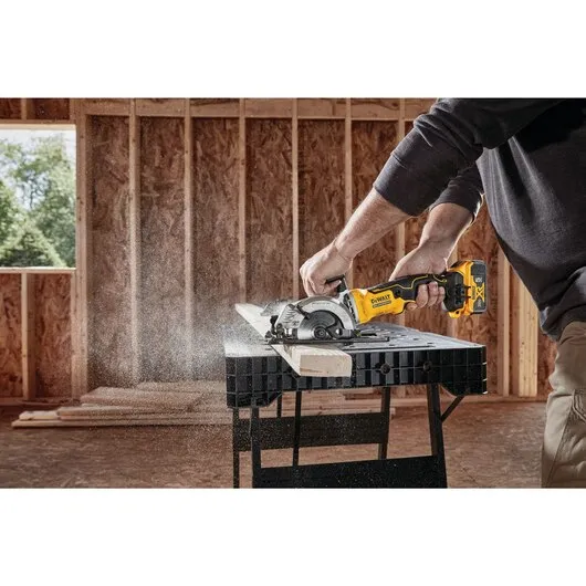 DeWALT (DCS571P1) ATOMIC 20V MAX Brushless 4-1/2 In. Cordless Circular Saw Kit